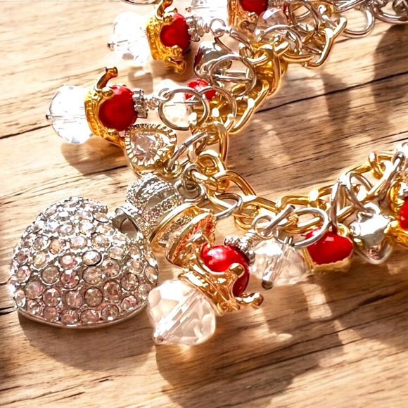 Elegant Gold and Red toned Queen of Hearts Charm Necklace - Picture 4 of 17